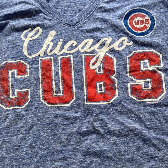 🌲 Chicago CUBS Womens Vneck Distressed shirt size medium - Picture 4 of 4